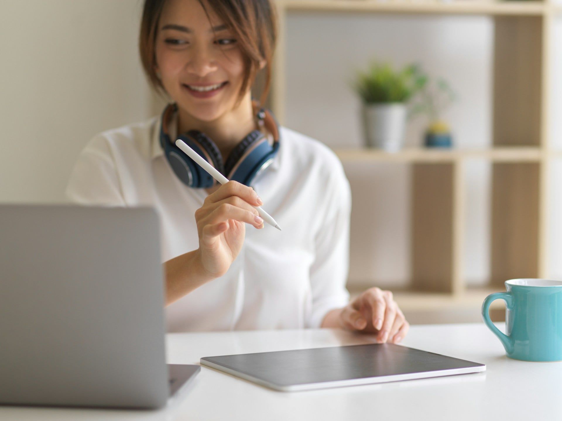 Smiling Female with Laptop min